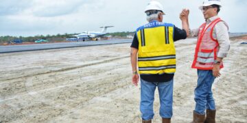 Proses uji coba lepas landas dan pendaratan yang menggunakan pesawat kalibrasi jenis King Air tipe 200 PK CAO berjalan mulus dan lancar.Menteri Perhubungan Budi Karya Sumadi dan Menteri Pekerjaan Umum dan Perumahan Rakyat (PUPR) Basuki Hadimuljono turut menyaksikan langsung proses uji coba tersebut.(FOTO: Kemenhub)