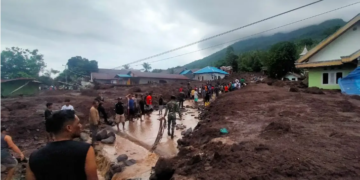Tim gabungan evakuasi korban banjir di Kota Ternate, Provinsi Maluku Utara, Minggu (25/8). (BPBD Kota Ternate)