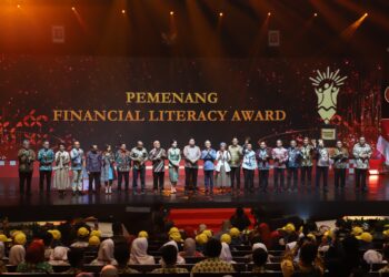 Sebagai bentuk apresiasi atas dedikasi dan konsistensi dalam mendukung literasi keuangan, bank bjb  meraih dua penghargaan dalam ajang Financial Literacy Award 2024 yang diselenggarakan oleh Otoritas Jasa Keuangan (OJK). bank bjb dinobatkan sebagai Bank Umum Teraktif dalam pelaksanaan program literasi keuangan, sementara SMK Negeri 4 Bandung, yang menjadi mitra bank bjb dalam program KEJAR, juga berhasil meraih penghargaan sebagai Satuan Pendidikan Umum Terbaik dalam implementasi program tersebut.(FOTO: Istimewa)