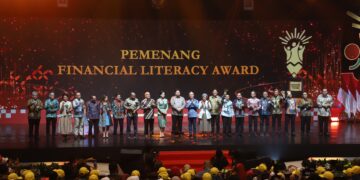 Sebagai bentuk apresiasi atas dedikasi dan konsistensi dalam mendukung literasi keuangan, bank bjb  meraih dua penghargaan dalam ajang Financial Literacy Award 2024 yang diselenggarakan oleh Otoritas Jasa Keuangan (OJK). bank bjb dinobatkan sebagai Bank Umum Teraktif dalam pelaksanaan program literasi keuangan, sementara SMK Negeri 4 Bandung, yang menjadi mitra bank bjb dalam program KEJAR, juga berhasil meraih penghargaan sebagai Satuan Pendidikan Umum Terbaik dalam implementasi program tersebut.(FOTO: Istimewa)