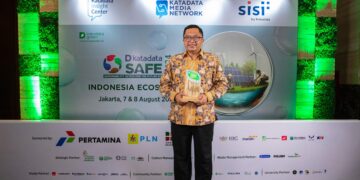 Katadata Insight Center (KIC) memberikan apresiasi kepada bank bjb berupa Katadata Green Initiative Awards 2024. Penghargaan ini diterima langsung oleh SEVP Enterprise Risk bank bjb Asep Dani Fadilah, dalam acara yang berlangsung di Grand Ballroom Hotel Indonesia Kempinski Jakarta pada Rabu, 7 Agustus 2024.(FOTO: Istimewa)