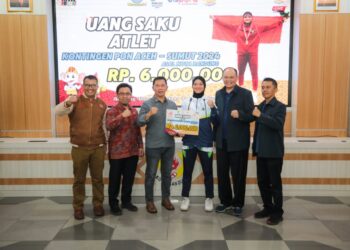 Pemerintah Kota Bandung memberikan dukungan finansial berupa uang saku kepada atlet, manajer, dan mekanik yang akan mewakili Jawa Barat pada Pekan Olahraga Nasional (PON) XXI di Aceh dan Sumatera Utara. Uang saku tersebut diberikan secara simbolis oleh Penjabat Sekda Kota Bandung, Dharmawan, di Kantor KONI Kota Bandung.(FOTO: Humas Pemkot Bandung)