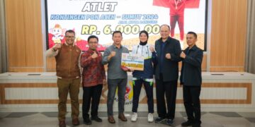 Pemerintah Kota Bandung memberikan dukungan finansial berupa uang saku kepada atlet, manajer, dan mekanik yang akan mewakili Jawa Barat pada Pekan Olahraga Nasional (PON) XXI di Aceh dan Sumatera Utara. Uang saku tersebut diberikan secara simbolis oleh Penjabat Sekda Kota Bandung, Dharmawan, di Kantor KONI Kota Bandung.(FOTO: Humas Pemkot Bandung)