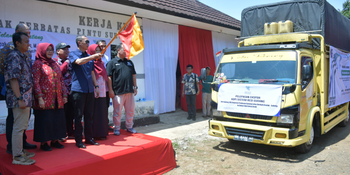 Badan Pengawas Perdagangan Berjangka Komoditi (Bappebti) secara resmi melepas ekspor kopi dari Sistem Resi Gudang (SRG) Subang ke Uni Emirat Arab (UEA) pada Kamis (15/8) di Koperasi Produsen Gunung Luhur Berkah (GLB), Kabupaten Subang, Jawa Barat. Total kontrak ekspor kopi yang dilepas mencapai 311,4 ton dengan nilai sebesar USD 2,04 juta.