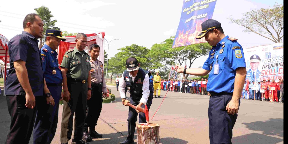 Pj. Bupati Bekasi Dani Ramdan membuka Fire Fighter 2nd Challenge Skill Competition Tingkat Kabupaten Bekasi, event tersebut diikuti sebanyak 55 perusahaan dengan kategori lomba Hose Laying & Keselamatan dan Kesehatan Kerja (K3). Berlokasi di Kawasan Deltamas, Kecamatan Cikarang Pusat. Pada Rabu, (07/08/2024). FOTO : ENDAR RAZIQ B / NEWSROOM DISKOMINFOSANTIK