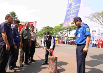 Pj. Bupati Bekasi Dani Ramdan membuka Fire Fighter 2nd Challenge Skill Competition Tingkat Kabupaten Bekasi, event tersebut diikuti sebanyak 55 perusahaan dengan kategori lomba Hose Laying & Keselamatan dan Kesehatan Kerja (K3). Berlokasi di Kawasan Deltamas, Kecamatan Cikarang Pusat. Pada Rabu, (07/08/2024). FOTO : ENDAR RAZIQ B / NEWSROOM DISKOMINFOSANTIK
