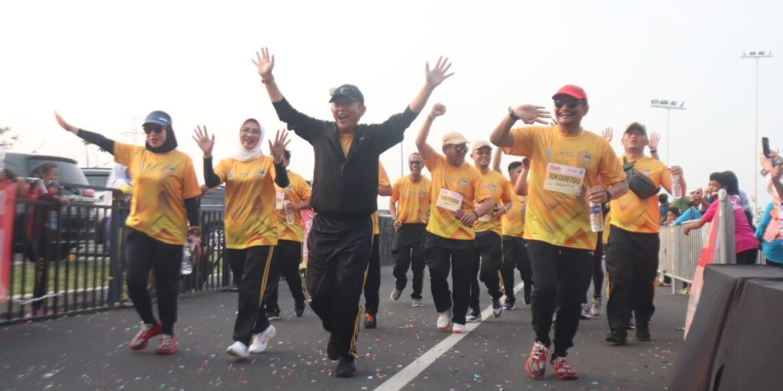 Pj Bupati Bekasi Dani Ramdan, berbaur bersama ribuan peserta lari marathon Bekasi Sunset Run yang mengambil titik start dan finish di Aeon Mall Deltamas Cikarang Pusat, pada Sabtu (10/8/2024). FOTO : SONI SUGANDA/NEWSROOM DISKOMINFOSANTIK.