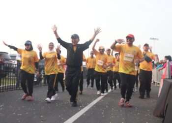 Pj Bupati Bekasi Dani Ramdan, berbaur bersama ribuan peserta lari marathon Bekasi Sunset Run yang mengambil titik start dan finish di Aeon Mall Deltamas Cikarang Pusat, pada Sabtu (10/8/2024). FOTO : SONI SUGANDA/NEWSROOM DISKOMINFOSANTIK.