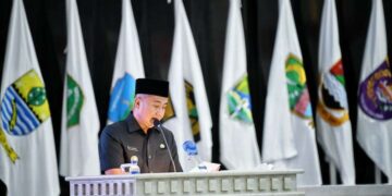 Penjabat Gubernur Provinsi Jawa Barat, Bey Machmudin, menyampaikan jawaban atas pandangan umum fraksi di DPRD mengenai Rancangan Peraturan Daerah (Ranperda) tentang Perubahan APBD 2024. Penjelasan ini disampaikan dalam rapat paripurna yang berlangsung di Gedung DPRD Jabar, Kamis (22/8/2024).(FOTO: Humas Pemprov Jabar)