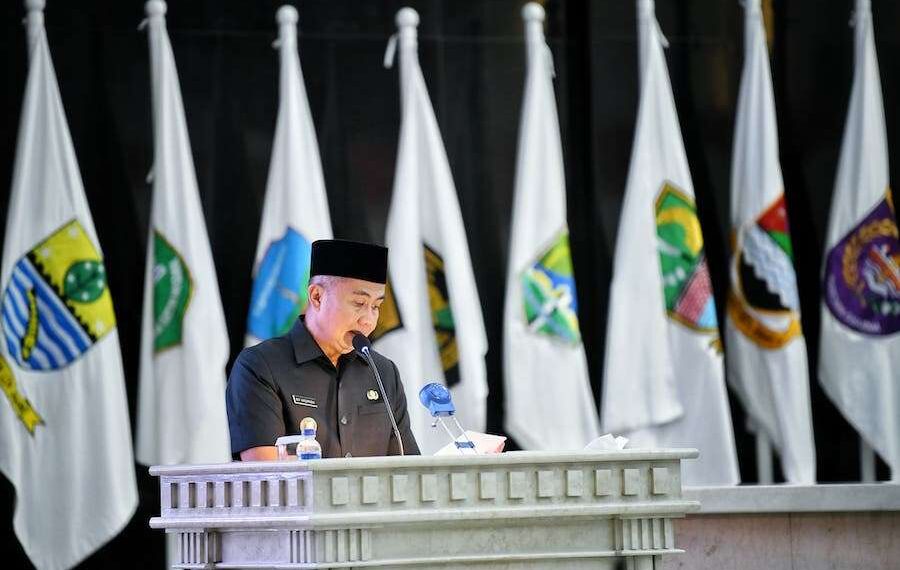 Penjabat Gubernur Provinsi Jawa Barat, Bey Machmudin, menyampaikan jawaban atas pandangan umum fraksi di DPRD mengenai Rancangan Peraturan Daerah (Ranperda) tentang Perubahan APBD 2024. Penjelasan ini disampaikan dalam rapat paripurna yang berlangsung di Gedung DPRD Jabar, Kamis (22/8/2024).(FOTO: Humas Pemprov Jabar)