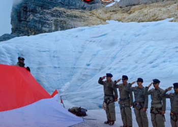 Memperingati Hari Ulang Tahun Republik Indonesia (HUT RI) ke-79, Bharaka M. Imron Ali Basya, salah satu personel Brimob Polda Jabar, berhasil mengibarkan bendera merah putih di puncak Gunung Jayawijaya, Papua. 
Pendakian yang dilakukan pada 17 Agustus 2024 ini melibatkan 18 personel gabungan dari Satgas Damai Cartenz, Amole, dan Brimob Polda Papua.(FOTO: Istimewa)