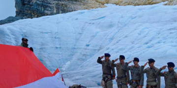 Memperingati Hari Ulang Tahun Republik Indonesia (HUT RI) ke-79, Bharaka M. Imron Ali Basya, salah satu personel Brimob Polda Jabar, berhasil mengibarkan bendera merah putih di puncak Gunung Jayawijaya, Papua.
Pendakian yang dilakukan pada 17 Agustus 2024 ini melibatkan 18 personel gabungan dari Satgas Damai Cartenz, Amole, dan Brimob Polda Papua.(FOTO: Istimewa)