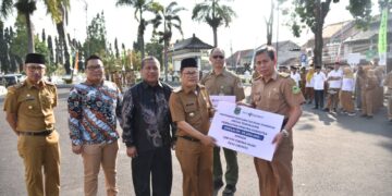 Penyerahan simbolis bantuan CSR BPR Kuningan ini dilakukan oleh Penjabat Sekretaris Daerah Kabupaten Kuningan A. Taufik Rohman pada Senin pagi, 26 Agustus 2024, di Lapangan Sekretariat Daerah Kabupaten Kuningan, bersamaan dengan pelaksanaan apel pagi. Acara penyerahan CSR juga dihadiri oleh Direktur BPR Perumda Kuningan Dodo Warda, Kepala Balai Taman Nasional Gunung Ciremai, Kepala Pelaksana BPBD Kuningan, serta Camat Pasawahan.