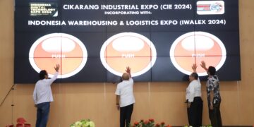 Pemkab. Bekasi melalui Dinas Perindustrian Kabupaten Bekasi menggelar event Cikarang Industrial Expo Tahun 2024, acara dibuka secara resmi oleh Pelaksana Harian (Plh) Sekretaris Daerah Jaoharul Alam. Bertempat di Gedung Swatantra Wibawa Mukti, Komplek Perkantoran Pemkab. Bekasi, Cikarang Pusat. Pada Rabu, (21/08/2024). FOTO : ENDAR RAZIQ B / NEWSROOM DISKOMINFOSANTIK.