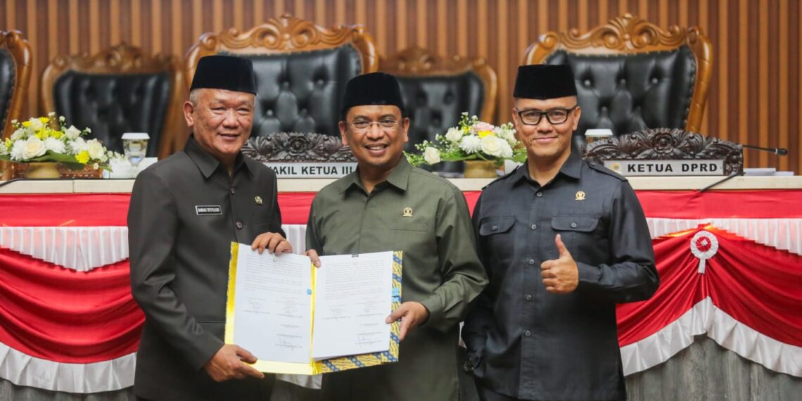 DPRD Kota Bandung telah menyetujui empat Rancangan Peraturan Daerah (Raperda) yang kini akan diterapkan sebagai peraturan daerah.