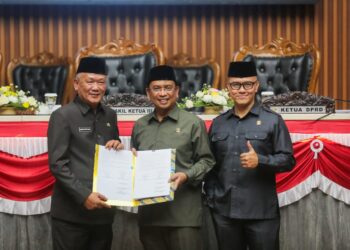 DPRD Kota Bandung telah menyetujui empat Rancangan Peraturan Daerah (Raperda) yang kini akan diterapkan sebagai peraturan daerah.