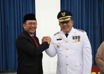 Pj Bupati Bekasi yang baru, Dedy Supriyadi bersama Pj Bupati sebelumnya, Dani Ramdan, usai acara pelantikan di Aula Barat Gedung Sate, Kota Bandung, pada Kamis (15/8/2024). FOTO : ENDAR RAZIQ B/NEWSROOM DISKOMINFOSANTIK.