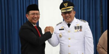Pj Bupati Bekasi yang baru, Dedy Supriyadi bersama Pj Bupati sebelumnya, Dani Ramdan, usai acara pelantikan di Aula Barat Gedung Sate, Kota Bandung, pada Kamis (15/8/2024). FOTO : ENDAR RAZIQ B/NEWSROOM DISKOMINFOSANTIK.
