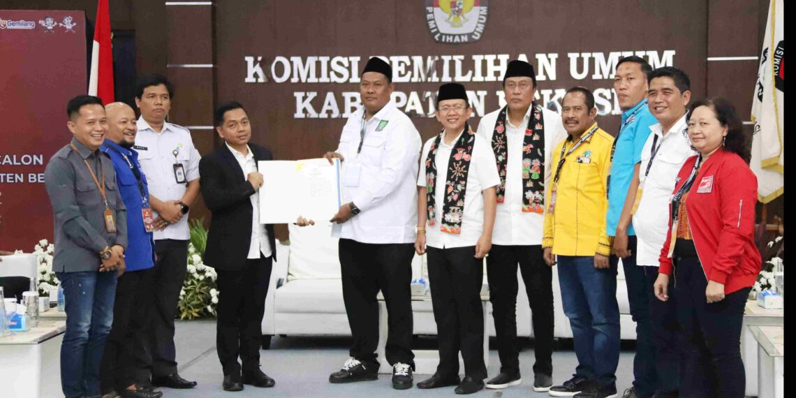 Ketua KPU Kabupaten Bekasi Ali Rido menerima dokumen persyaratan pendaftaran Dani Ramdan dan Romli sebagai bakal pasangan Calon Bupati dan Wakil Bupati Bekasi 2024, di Aula Kantor KPU, Jl Raya Rengas Bandung, Desa Karangsambung, Kecamatan Kedungwaringin. Pada Kamis (29/08/2024). FOTO : ENDAR RAZIQ B / NEWSROOM DISKOMINFOSANTIK.