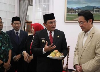 Delegasi khusus yang juga anggota parlemen Jepang, Koichiro Ichimura, mengunjungi Sumedang dan diterima oleh Pj Bupati Yudi Ramli bersama Sekda Tuti Ruswati di Gedung Negara, Jumat (16/8/2024). Kunjungan ini bertujuan untuk memantau persiapan Sumedang dalam rencana ekspor mangga gedong gincu ke Jepang yang dijadwalkan pada Oktober mendatang.(FOTO: Humas Pemkab Sumedang)