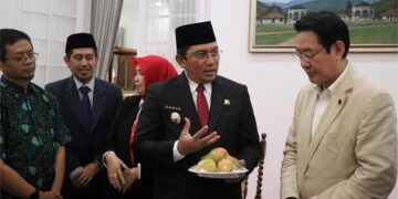 Delegasi khusus yang juga anggota parlemen Jepang, Koichiro Ichimura, mengunjungi Sumedang dan diterima oleh Pj Bupati Yudi Ramli bersama Sekda Tuti Ruswati di Gedung Negara, Jumat (16/8/2024). Kunjungan ini bertujuan untuk memantau persiapan Sumedang dalam rencana ekspor mangga gedong gincu ke Jepang yang dijadwalkan pada Oktober mendatang.(FOTO: Humas Pemkab Sumedang)