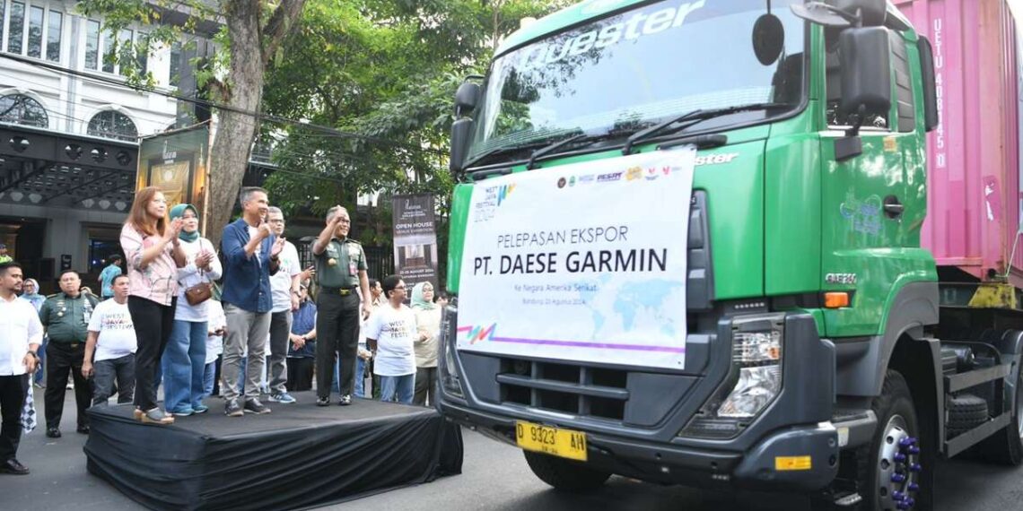 Penjabat (Pj.) Gubernur Jawa Barat, Bey Machmudin, secara resmi melepas ekspor garmen PT Daese Garmin ke Amerika Serikat di Jalan Diponegoro, Kota Bandung, pada Jumat (23/8/2024).(FOTO: Humas Pemprov Jabar)