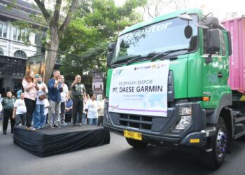 Penjabat (Pj.) Gubernur Jawa Barat, Bey Machmudin, secara resmi melepas ekspor garmen PT Daese Garmin ke Amerika Serikat di Jalan Diponegoro, Kota Bandung, pada Jumat (23/8/2024).(FOTO: Humas Pemprov Jabar)