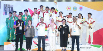 Kontingen Riau dan DKI Jakarta berhasil menyumbangkan medali emas perdana dalam ajang PON XXI Aceh-Sumut 2024. Tim senam artistik putra Riau berhasil mempertahankan gelar mereka dengan kemenangan di nomor beregu putra yang digelar di Gedung Serbaguna Disporasu, Deli Serdang, Rabu, 28 Agustus 2024.(FOTO: KONI)