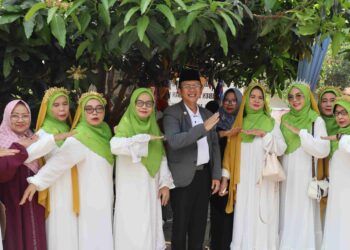 Pj Bupati Bekasi Dani Ramdan menghadiri Festival Seni Qasidah Rebana se-Kabupaten Bekasi di Taman Desa Tambun, Kecamatan Tambun Selatan, pada Minggu (11/08/2024).