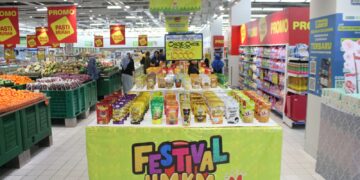 Plh. Sekretaris Daerah Kabupaten Bekasi, Jaoharul Alam, saat membuka saat membuka Festival UMKM Naik Kelas, yang bertempat di Hypermart, Mall Lippo Cikarang Selatan, pada Jumat (23/08/2024). Foto Arif Tiarno/Humas Pemkab Bekasi