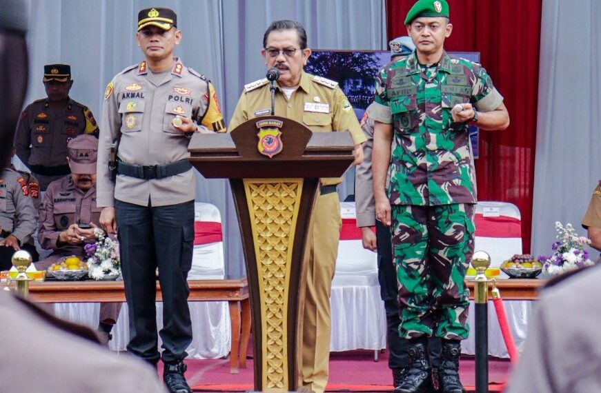 Polres Ciamis menggelar Apel Gelar Pasukan Operasi Mantap Praja 2024 sebagai bagian dari persiapan pengamanan Pemilihan Bupati dan Wakil Bupati tahun 2024 di Kabupaten Ciamis.Apel yang diadakan pada Selasa pagi, 20 Agustus 2024, bertempat di halaman Islamic Center Ciamis ini diikuti oleh jajaran TNI, Polri, serta instansi terkait seperti Dishub dan Satpol PP.(FOTO: Humas Pemkab Ciamis)