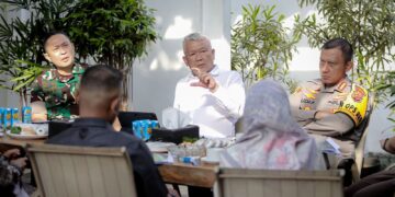 Untuk memastikan proses Pemilihan Kepala Daerah (Pilkada) Serentak November 2024 berjalan aman dan kondusif, Forum Komunikasi Pimpinan Daerah (Forkopimda) Kota Bandung mengadakan acara "Coffee Morning" di Pendopo Kota Bandung pada Selasa, 27 Agustus 2024.(FOTO: Humas Pemkot Bandung)