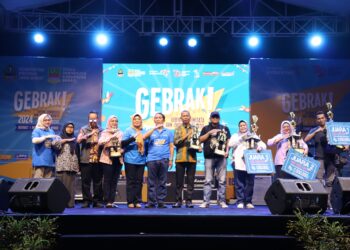 Kepala Dinas Pariwisata Kabupaten Bekasi Iyan Priyatna menyerahkan piala dan piagam penghargaan kepada para pemenang lomba fashion show perangkat daerah sekaligus secara resmi menutup Gebyar Pariwisata dan Ekonomi Kreatif (Gebrak) tahun 2024. Bertempat di Area Distrik 1 Meikarta, Cikarang Selatan. Pada Minggu, (11/08/2024) malam. FOTO : ENDAR RAZIQ B / NEWSROOM DISKOMINFOSANTIK.