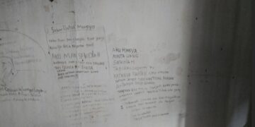 Tulisan-tulisan berisi ungkapan perasaan dan pesan yang ditemukan di dinding rumah penemuan mayat Indah dan anaknya, Elia, yang sudah tinggal kerangka.(Foto:Istimewa).