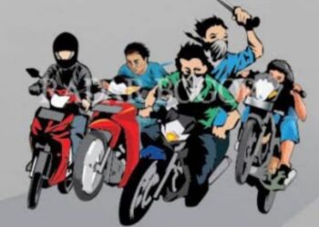 Ilustrasi gerombolan bersepeda motor bawa senjata tajam.(Foto:Istimewa).