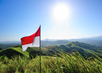 Bendera di puncak gunung