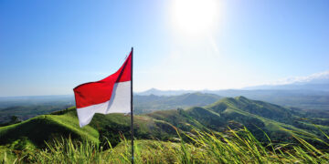 Bendera di puncak gunung