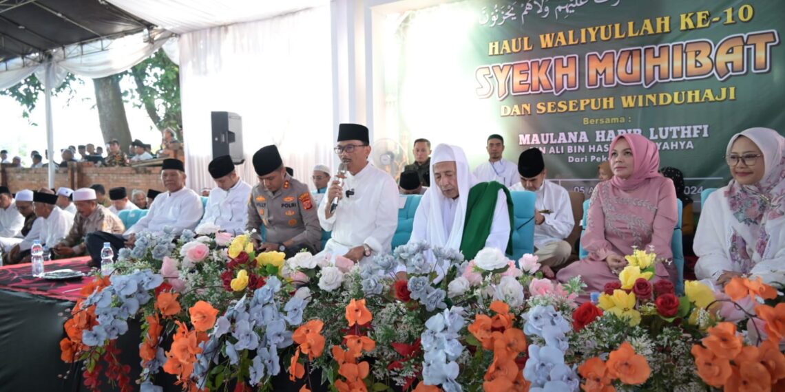 Dalam rangka mengenang jasa-jasa Syekh Muhibat dan sesepuh Winduhaji dalam menyebarkan agama Islam di Kabupaten Kuningan, digelar Haul Tabligh Akbar Syekh Muhibat yang ke-10. Acara ini berlangsung di Komplek Pemakaman Waliyullah Syekh Muhibat, Kelurahan Winduhaji, pada Senin, 5 Agustus 2024. (FOTO: Humas Pemkab Kuningan)