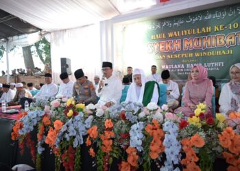 Dalam rangka mengenang jasa-jasa Syekh Muhibat dan sesepuh Winduhaji dalam menyebarkan agama Islam di Kabupaten Kuningan, digelar Haul Tabligh Akbar Syekh Muhibat yang ke-10. Acara ini berlangsung di Komplek Pemakaman Waliyullah Syekh Muhibat, Kelurahan Winduhaji, pada Senin, 5 Agustus 2024. (FOTO: Humas Pemkab Kuningan)