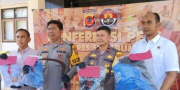 Kapolres Sukabumi, AKBP Samian, memperlihatkan barang bukti senjata tajam dalam kasus pembacokan yang menewaskan sesama pelajar.(Foto:Istimewa).