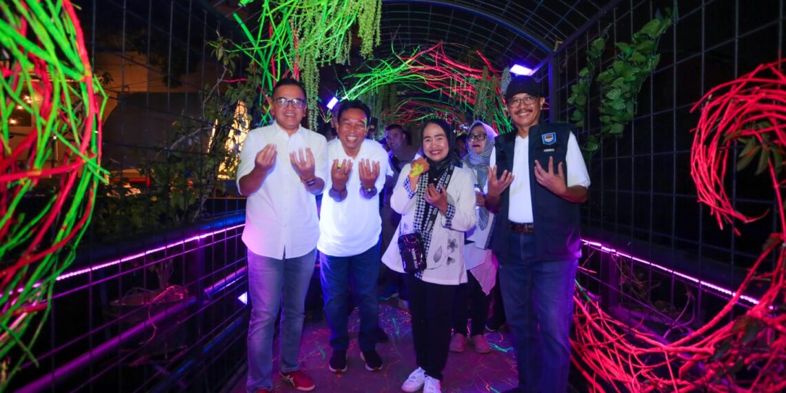 Pemerintah Kota Bandung resmi meluncurkan destinasi wisata terbaru di kawasan Braga, yaitu Selasar Menyala dan Jembatan Menyala. (FOTO: Humas Pemkot Bandung)