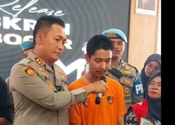 Armor Toreador, pelaku KDRT terhadap istrinya selegram Cut Intan Nabila, dihadirkan Kapolres Bogor, AKBP Rio Wahyu Anggoro, dalam keterangan pers di Mapolres Bogor, Rabu (14/08/2024).(Foto:Istimewa).