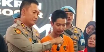 Armor Toreador, pelaku KDRT terhadap istrinya selegram Cut Intan Nabila, dihadirkan Kapolres Bogor, AKBP Rio Wahyu Anggoro, dalam keterangan pers di Mapolres Bogor, Rabu (14/08/2024).(Foto:Istimewa).