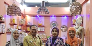 Pj. Ketua Dewan Kerajinan Nasional Daerah (Dekranasda) Kabupaten Bogor, Siti Chomzah Asmawa, berharap produk unggulan Kabupaten Bogor dapat dikenal lebih luas melalui Pameran Kriyanusa 2024.(FOTO: Humas Pemkab Bogor)