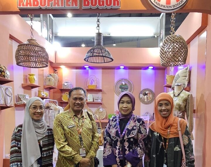 Pj. Ketua Dewan Kerajinan Nasional Daerah (Dekranasda) Kabupaten Bogor, Siti Chomzah Asmawa, berharap produk unggulan Kabupaten Bogor dapat dikenal lebih luas melalui Pameran Kriyanusa 2024.(FOTO: Humas Pemkab Bogor)