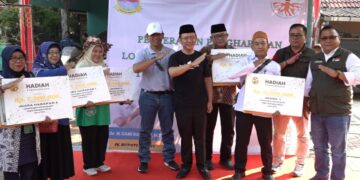 Pj Bupati Bekasi Dani Ramdan memberikan penghargaan kepada 5 desa yang berhasil memenangkan Lomba Program Kampung Iklim (Proklim) di RW 37 Kelurahan Wanasari Kecamatan Cibitung, pada Sabtu (10/08/2024).(FOTO: Humas Pemkab Bekasi)