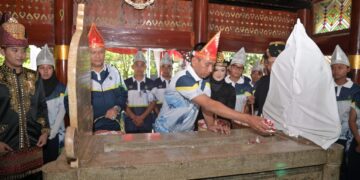 Komandan Kontingen PON Jabar, Irjen Pol Dr Akhmad Wiyagus didampingi Ketua KONI Jabar, Prof Budiana, saat ziarah ke makan Cut Nya Dien di Kabupaten Sumedang, Selasa (20/8/2024). (Foto dok)