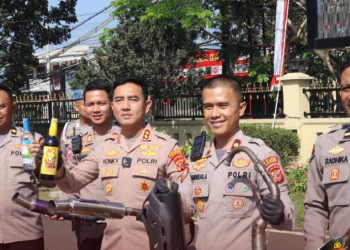 Polres Cianjur menggelar konferensi pers untuk memaparkan hasil dari kegiatan rutin yang ditingkatkan (KRYD) yang dilaksanakan selama 17 hari, mulai dari 19 Juli hingga 4 Agustus 2024. Konferensi pers tersebut dipimpin oleh Kapolres Cianjur AKBP Rohman Yonky Dilatha, S.I.K., M.Si., M.H., dan diadakan di Lapangan Apel Mapolres Cianjur, Senin (5/8/2024).(FOTO: Istimewa)