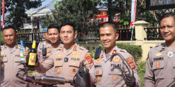 Polres Cianjur menggelar konferensi pers untuk memaparkan hasil dari kegiatan rutin yang ditingkatkan (KRYD) yang dilaksanakan selama 17 hari, mulai dari 19 Juli hingga 4 Agustus 2024. Konferensi pers tersebut dipimpin oleh Kapolres Cianjur AKBP Rohman Yonky Dilatha, S.I.K., M.Si., M.H., dan diadakan di Lapangan Apel Mapolres Cianjur, Senin (5/8/2024).(FOTO: Istimewa)