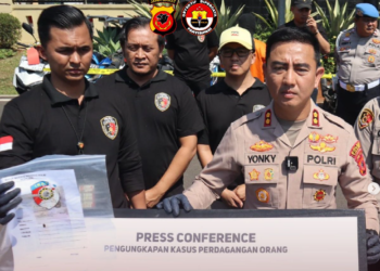 Kapolres Cianjur, AKBP Rohman Yonky Dilatha menggelar konferensi pers mengenai pengungkapan kasus tindak pidana perdagangan orang (TPPO) yang terjadi di Kabupaten Cianjur. Konferensi pers tersebut berlangsung di Lapangan Apel Mapolres Cianjur, Rabu (14/08/2024).